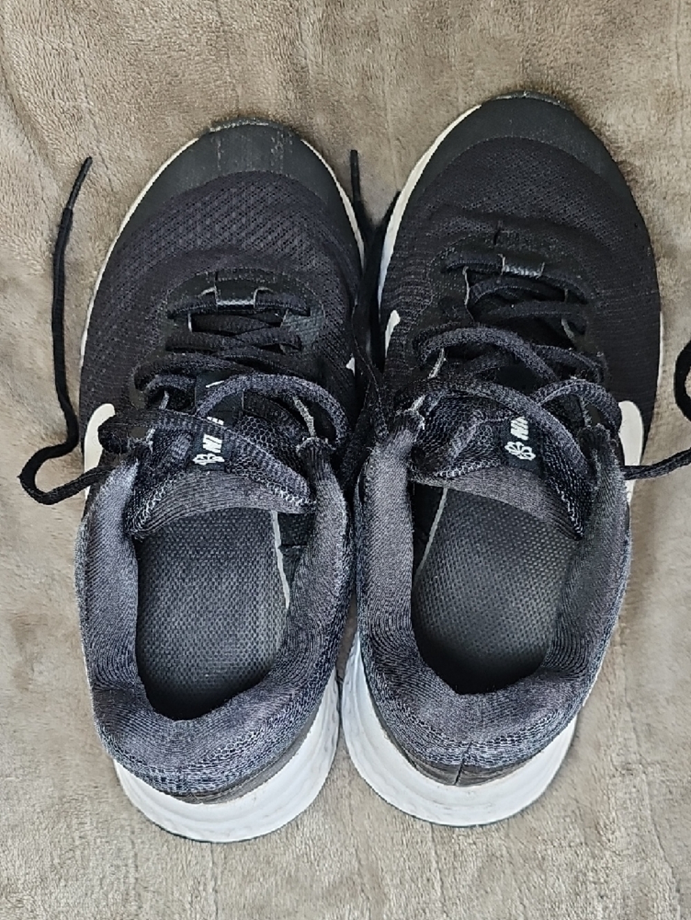 Nike Black and White Running Shoes Size 4Y Youth Kids F19 - Picture 8 of 12